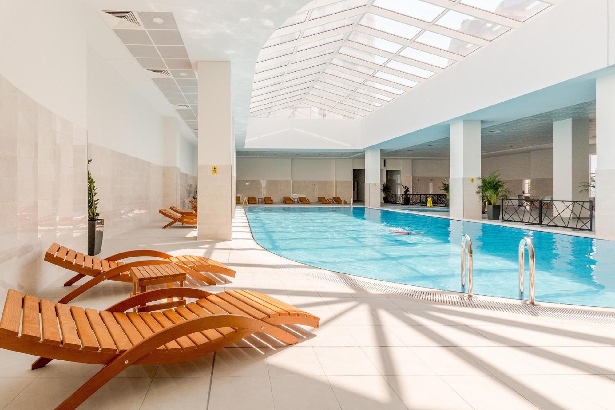 Luxury Condo On 18Th Floor With Pool, Fitness, Parking Included. สโกเปีย ภายนอก รูปภาพ