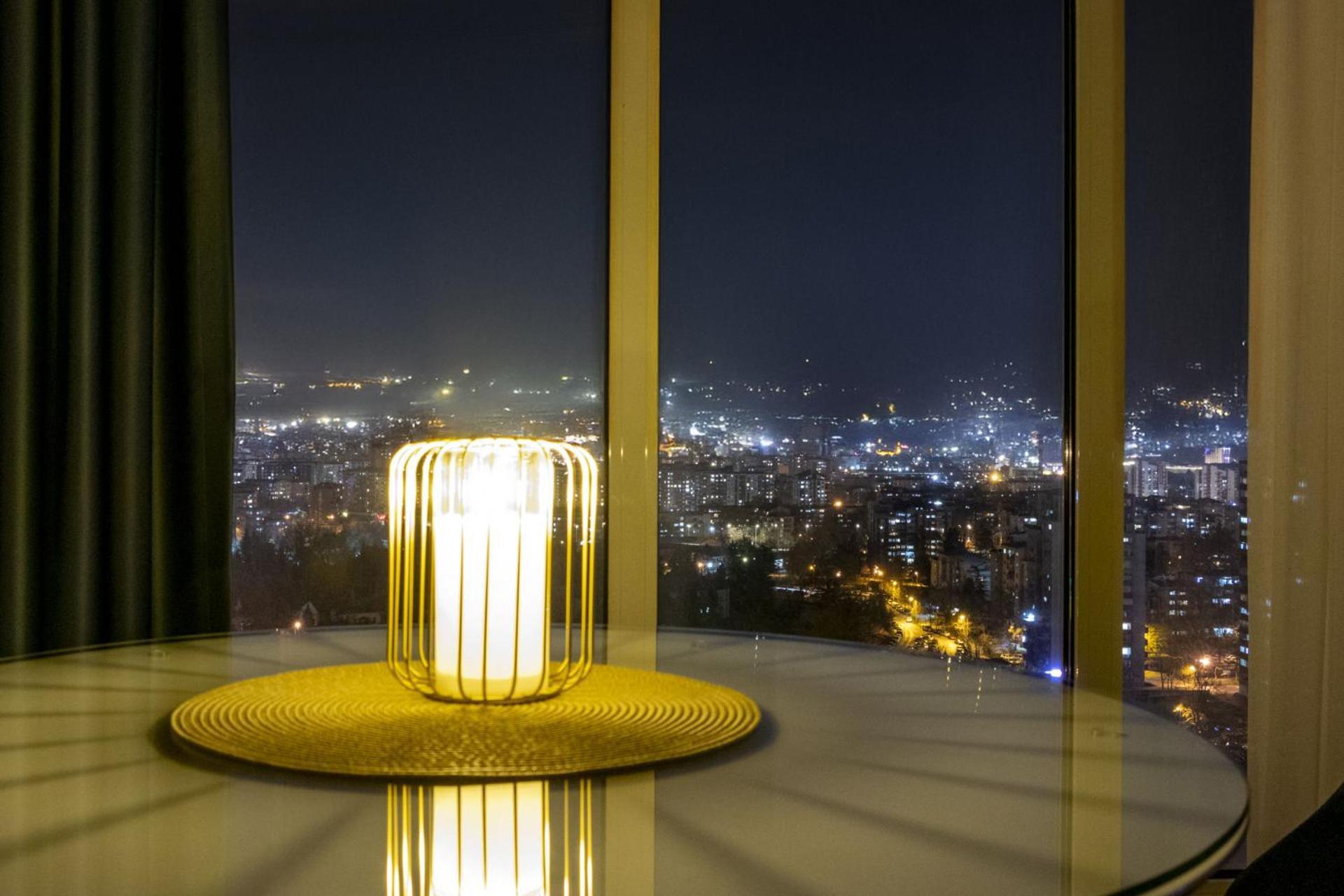 Luxury Condo On 18Th Floor With Pool, Fitness, Parking Included. สโกเปีย ภายนอก รูปภาพ